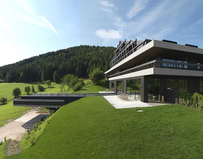 Expanded hotel in the countryside